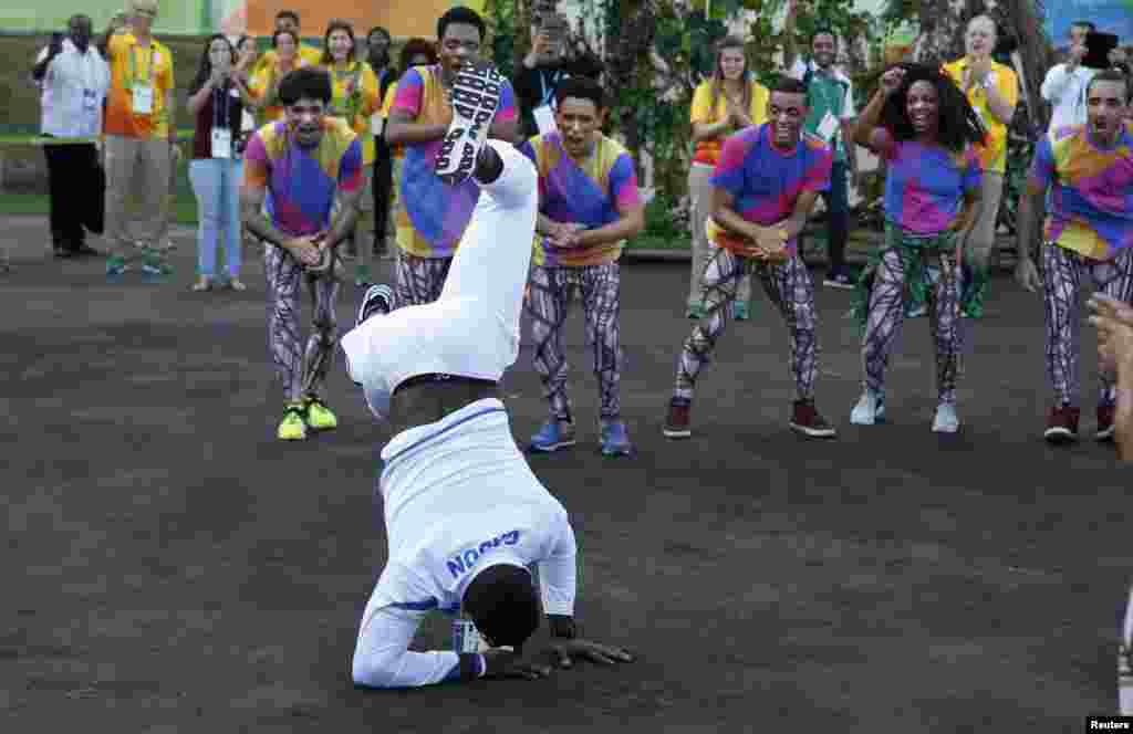 Un athlète du Gabon dance lors d'une cérémonie d'accueil à Rio, le 30 juillet 2016.