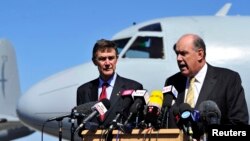 Menteri Pertahanan Australia David Johnston dan Angus Houston (kiri), kepala tim pencarian pesawat Malaysia Airlines yang hilang, dalam jumpa pers di dekat Perth (8/4). (Reuters/Richard Polden)