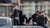 Miembros de las Fuerzas de Acción Especial de Venezuela (FAES) viajan en una camioneta en Caracas, Venezuela, 5 de julio de 2019. En noviembre del 2020, seis agentes de FAES fueron detenidos por el secuestro y extorsión de un ganadero en Venezuela.