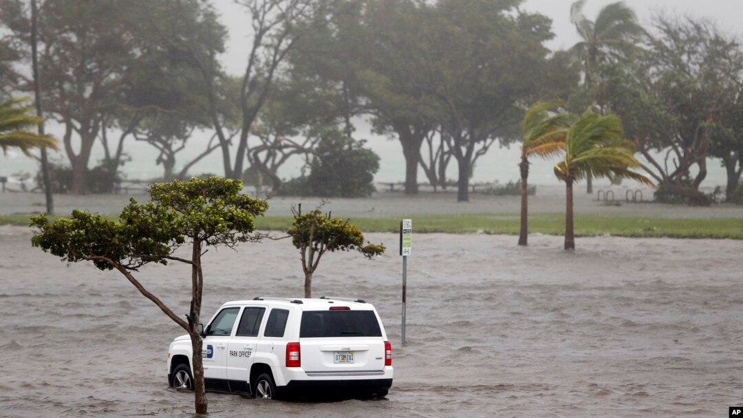 Sebuah kendaraan petugas taman terjebak banjir di tempat parkir Haulover Park saat Badai Irma menghantam kawasan North Miami Beach, Florida, 10 September 2017.