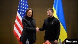 La vicepresidenta de EEUU, Kamala Harris, estrecha la mano del presidente Volodymyr Zelenskyy de Ucrania mientras se reúnen para una conversación bilateral durante la Cumbre sobre la paz en Ucrania, en Stansstad, cerca de Lucerna, Suiza, el sábado 15 de junio de 2024.