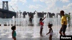 Grupo de personas se refrescan en fuentes públicas durante una ola de calor en Brooklyn, Nueva York, el 8 de agosto de 2022.