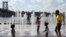 Grupo de personas se refrescan en fuentes públicas durante una ola de calor en Brooklyn, Nueva York, el 8 de agosto de 2022.