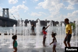 미국 뉴욕 시민들이 분수에서 더위를 식히고 있다. (자료사진)