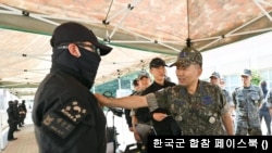 진영승 합참의장이 지난 6월 한국군 화생방방호사령부를 방문해 작전태세를 점검하고 있다. (출처: 합참 페이스북)