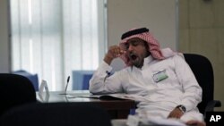 An official waits for voters at a polling station at Prince Salman center in Riyadh September 29, 2011