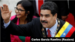 El presidente de Venezuela, Nicolás Maduro, saluda a su llegada a una sesión especial de la Asamblea Nacional Constituyente en el Palacio Federal Legislativo de Caracas, Venezuela. 15 enero 2018. 