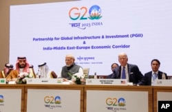 Putra Mahkota Arab Saudi Mohammed bin Salman Al Saud, kiri, Perdana Menteri India Narendra Modi, tengah, dan Presiden AS Joe Biden menghadiri acara Kemitraan untuk Infrastruktur Global dan Investasi pada hari KTT G20 di New Delhi, India, 9 September. 2023. (Foto: AP/Evelyn Hockstein/Kolam Renang)