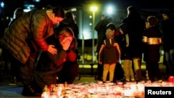 Stanovnici Zagreba došli su da zapale sveće ispred škole u kojoj se desio napad (Foto: REUTERS/Antonio Bronic)