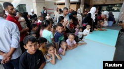 Anak-anak Palestina menunggu vaksinasi polio di pusat layanan kesehatan Perserikatan Bangsa-Bangsa di Deir Al-Balah di Jalur Gaza bagian tengah, 1 September 2024. (Ramadan Abed/REUTERS)