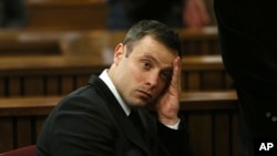 Oscar Pistorius saat menjalani persidangan di Pretoria, Afrika Selatan, 16 Oktober 2014. Pistorius, akan diberi kesempatan kedua untuk mendapatkan pembebasan bersyarat dalam sidang pada Jumat, 24 November 2023. (Foto: Alon Skuy/Pool via AP)