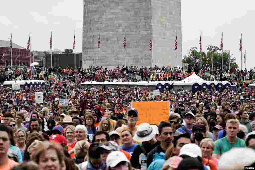 Maelfu ya watu wahudhuria mkutano wa kup[inga bunduki &#39;March for Our Lives&#39; mjini Washington, DC