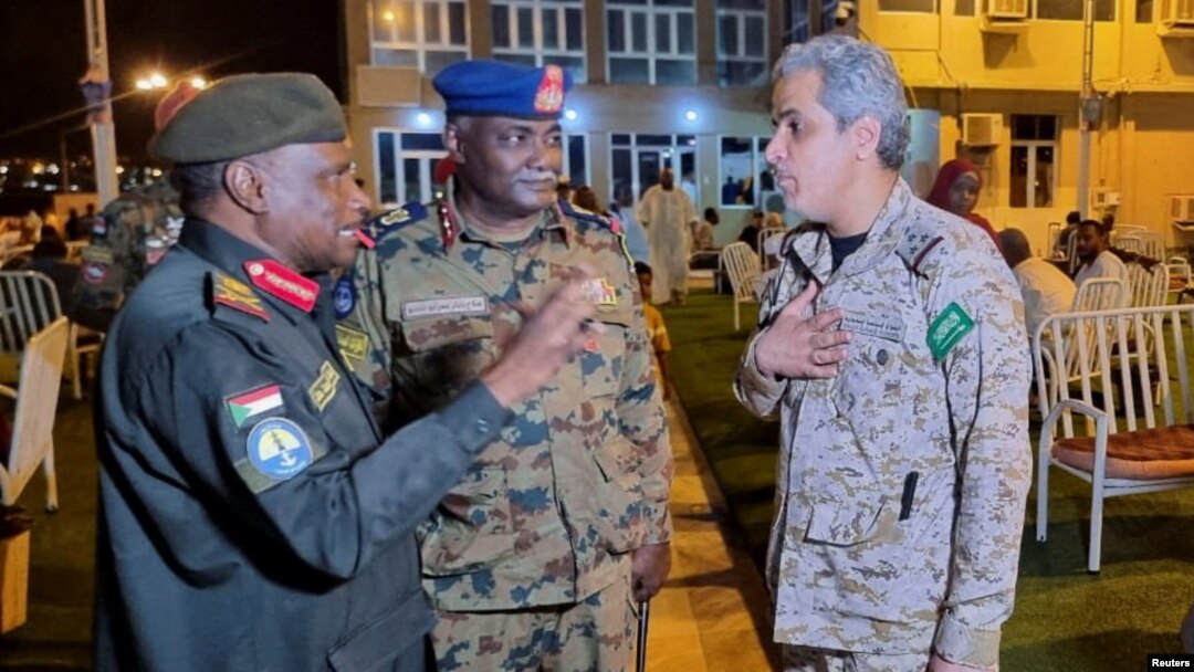 Mambobin Rundunar Sojin Sudan Suke Tattaunawa Yayin Kwashe Mutane Saboda Fafatawa Tsakaninsu Da Dakariun 'Yan Sa Kai na RSF a Port Sudan.