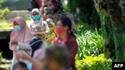 Warga antre untuk rapid tes COVID-19 di Yogyakarta, 12 Mei 2020. (Foto: Agung Supriyanto / AFP)