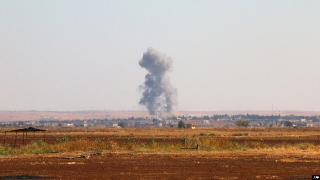 Asap membubung di pinggiran kota Marea di Suriah utara, dalam pertempuran antara pejuang oposisi dan kelompok ISIS. (Foto: Dok)