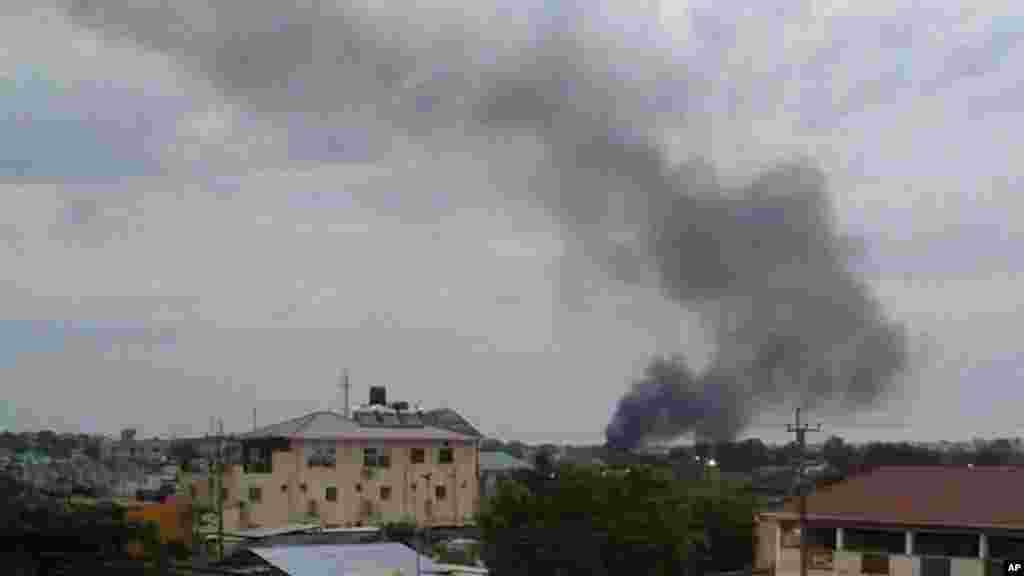 De la fumée noire au-dessus de la capitale Juba, au Sud-Soudan, 10 juillet 2016.