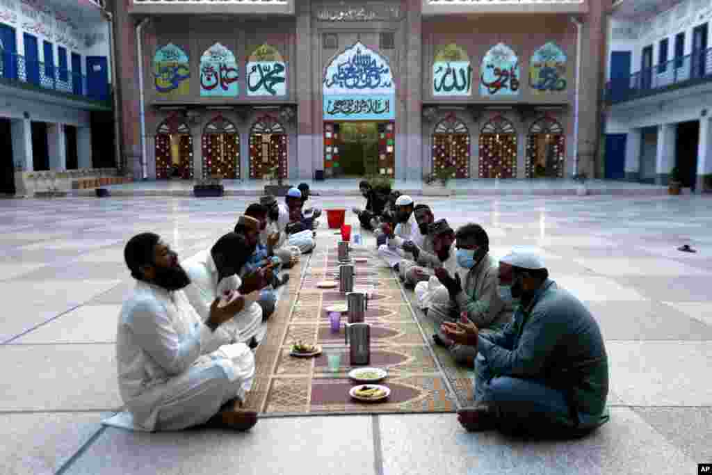 عکس آسوشتیدپرس از گروهی از مسلمانان در حال نیایش در ماه رمضان در مسجدی در لاهور پاکستان.&nbsp;