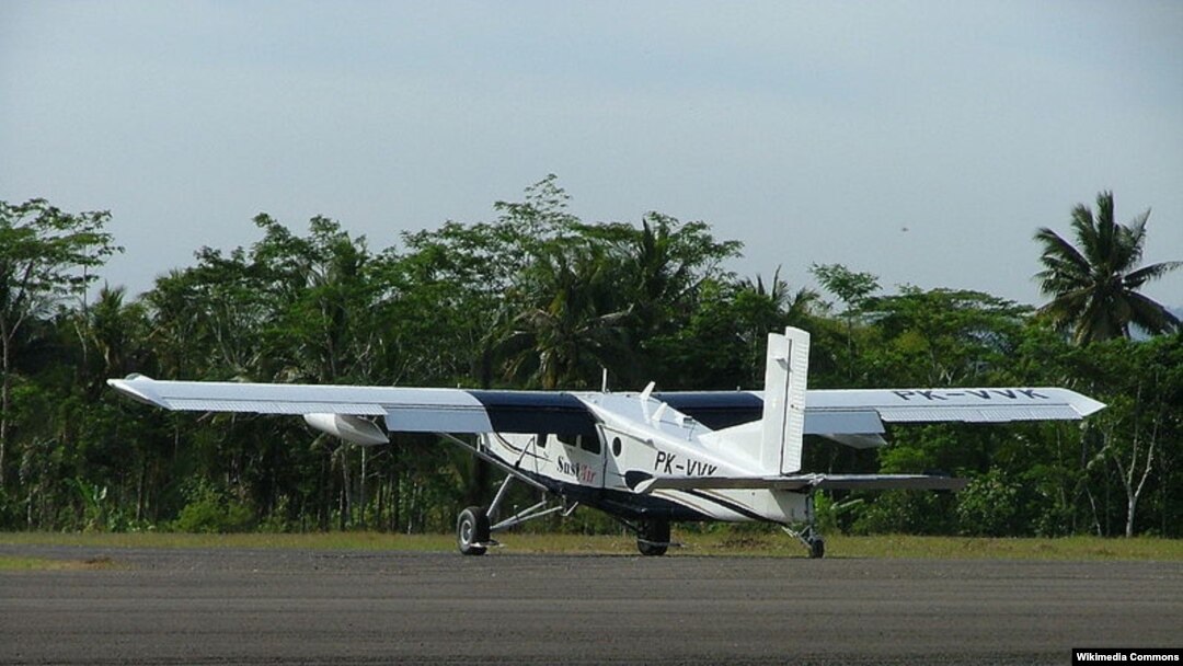 Pesawat charter jenis Pilatus Turbo Porter milik maskapai Susi Air lepas landas dari Airport Nusawiru, Jawa Barat (Foto: dok). Jenis pesawat inilah yang jatuh di Kalimantan Timur dan menewaskan penumpangnya, warga Australia