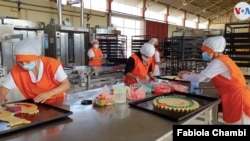 Trabajadores de Inpasa preparan las "T'anta wawas" para el Día de los Muertos en Cochabamba, Bolivia.