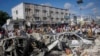 索马里首都摩加迪沙的民众在连环汽车爆炸发生后的第二天在现场（2022年10月30日）