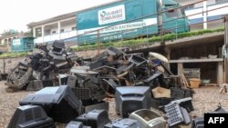 En 2012, le Cameroun a adopté une loi sur la gestion des déchets électroniques faisant de Solidarité technologique un des premiers opérateurs à obtenir un agrément de l'Etat pour exercer cette activité.