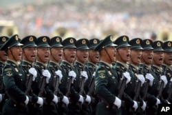 中国火箭军士兵列队参加中共建政70周年的庆祝仪式。（2019年10月1日）