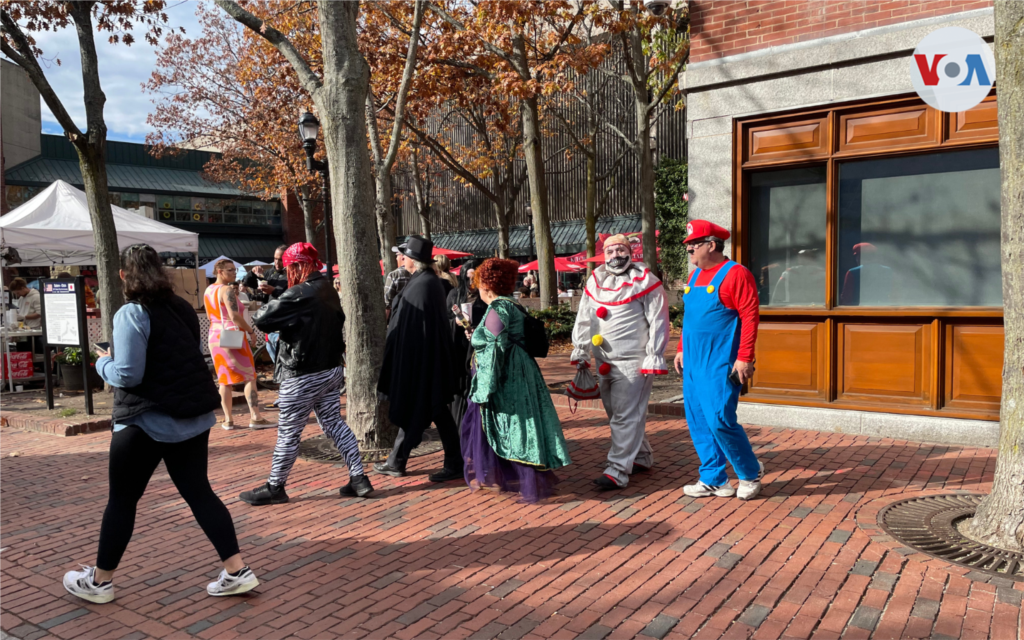 Las hermanas Sanderson, de la película Hocus Pocus, están entre los disfraces más populares este Halloween en Salem.