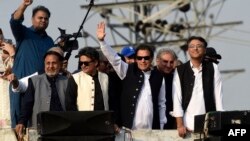  مبصرین کا خیال ہے کہ عمران خان نے جلد بازی اور باقاعدہ حکمتِ عملی کے بغیر لانگ مارچ کا آغاز کیا جس کے سبب اب شیڈول میں تبدیلیاں ہو رہی ہیں۔