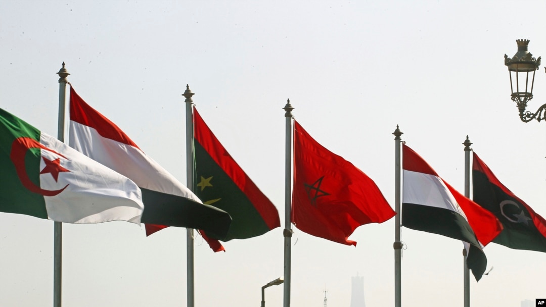 Bendera negara-negara Arab di Aljir, Aljazair, Senin, 31 Oktober 2022. Aljazair bersiap menjadi tuan rumah KTT Liga Arab ke-31, yang pertama sejak merebaknya pandemi virus corona. (AP/Anis Belghoul)