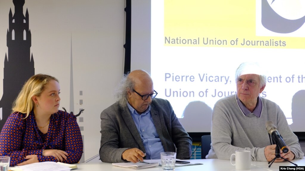 无国界记者英国行动干事莫尔丝（左）、国际记者联盟前主席布梅拉（中）与英国全国记者联盟主席维卡里（右）出席传协记者会。（美国之音郑乐捷）(photo:VOA)
