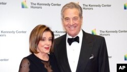 Politisi AS Nancy Pelosi (kiri) bersama sang suami Paul Pelosi hadir dalam sebuah acara di Washington, pada 7 Desember 2019. (Foto: AP/Kevin Wolf)