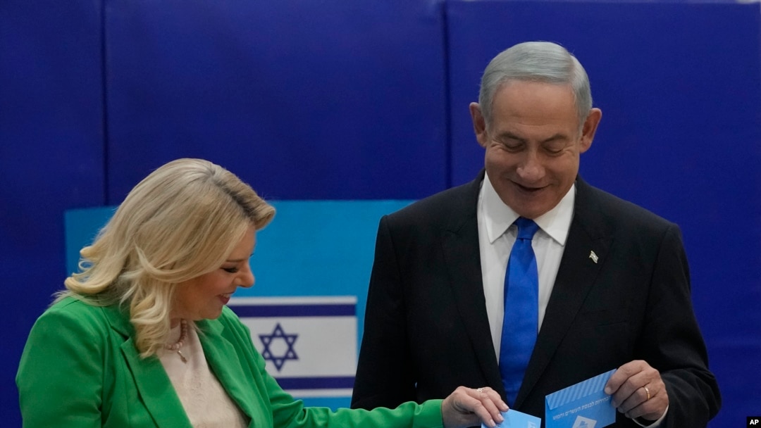 Bivši izraelski premijer Benjamin Netanjaju i njegova supruga Sara glasaju na biralištu u Jerusalimu (Foto: AP/Maya Alleruzzo)