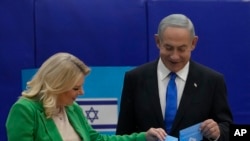 Bivši izraelski premijer Benjamin Netanjaju i njegova supruga Sara glasaju na biralištu u Jerusalimu (Foto: AP/Maya Alleruzzo)