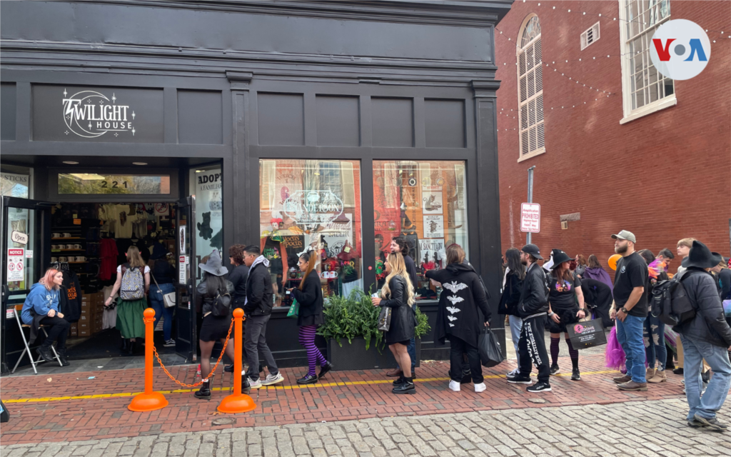 Largas filas en las tiendas de souvenirs para brujas este Halloween en Salem.