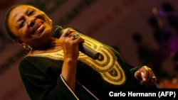 La chanteuse sud-africaine Miriam Makeba lors de son dernier concert à Castelvolturno en Italie le 9 novembre 2008. (Photo: CARLO HERMANN / AFP)