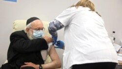 Seorang pria penganut ajaran ultra-ortodoks Yahudi menerima vaksin COVID-19 di salah satu pusat kesehatan di Yerusalem, pada 21 Desember 2020. (Foto: AP/Mahmoud Illean)