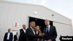 Menlu AS Antony Blinken berbincang dengan Pangeran Rashid, Ketua Dewan Pengawas Jordanian Hashemite Charity Organization (JHCO) mengunjungi gudang bantuan kemanusiaan yang akan dikirim ke Gaza, di Amman, Yordania, Selasa, 30 April 2024. (Foto: Evelyn Hockstein/Pool/Reuters)