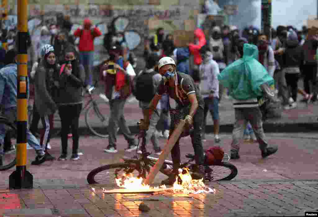 Las marchas pronto se convirtieron en una reacci&#243;n violenta a las tensiones y la agitaci&#243;n econ&#243;mica causada por la pandemia. 