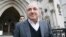 El exiliado magnate ruso Boris Berezovsky sale de una corte en Londres.