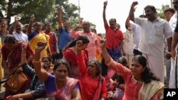 Warga memblokir jalanan dan meneriakkan yel-yel dalam aksi unjuk rasa di sekitar Kuil Sabarimala, salah satu tempat kuil Hindu terbesar di Thiruvananthapuram, Kerala, India, 2 Januari 2019. 