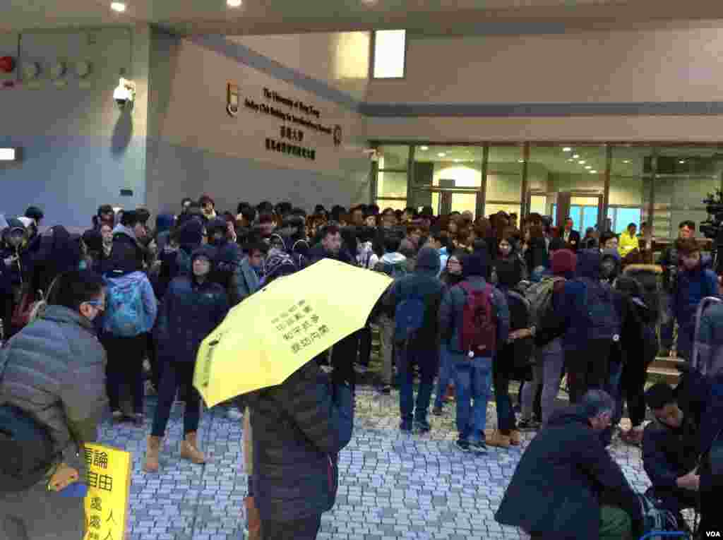 香港大学罢课学生和一些民间团体在港大校委会会场外抗议 (美国之音海彦拍摄)