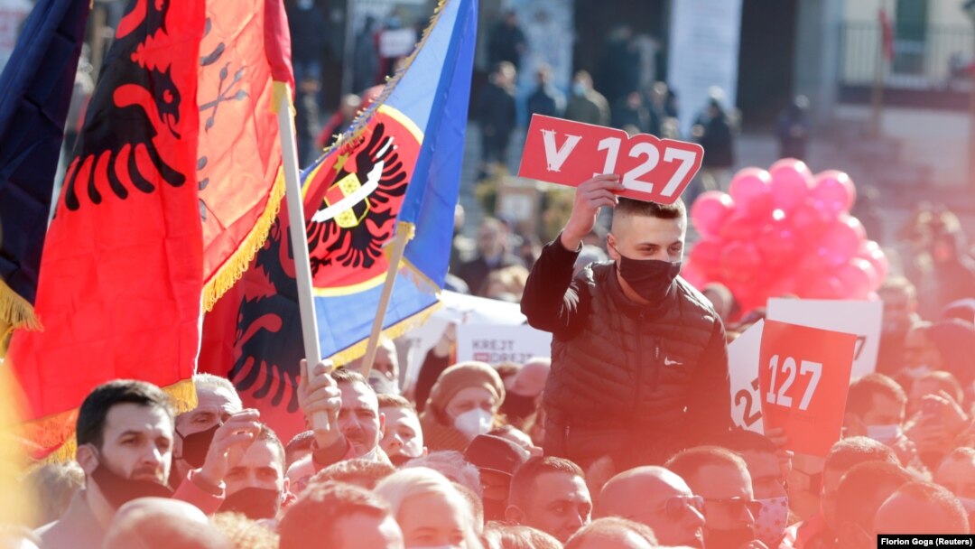Pristalice pokreta Samoopredeljenje na poslednjem mitingu pred izbore, u Prištini 12. februara 2021. (Foto: Reuters/Florion Goga) 
