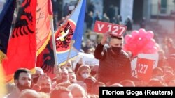 Pristalice pokreta Samoopredeljenje na poslednjem mitingu pred izbore, u Prištini 12. februara 2021. (Foto: Reuters/Florion Goga) 