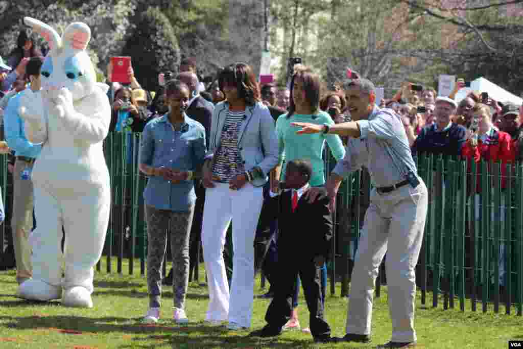 La familia Obama le dio la bienvenida a los ni&ntilde;os y compartieron con ellos varias actividades en el jard&iacute;n sur de la Casa Blanca.