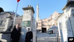 Première prière dans l'ex-basilique Sainte-Sophie en Turquie