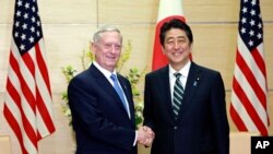 Umushikiranganji ajejwe kwivuna abansi wa Amerika James Mattis igihe yariko abonana n’umushikiranganji wa mbere w’Ubuyapani, Shinzo Abe