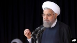 ប្រធានាធិបតី​អ៊ីរ៉ង់​ លោក Hassan Rouhani ថ្លែង​ទៅ​កាន់​សាធារណ​ជន ក្នុង​អំឡុង​ពេល​លោក​ធ្វើ​ទស្សកិច្ច​ទៅ​កាន់​ទីក្រុង​ Ark ប្រទេស​អ៊ីរ៉ង់​ កាល​ពី​ថ្ងៃទី​២៣ ខែតុលា។