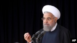 Presiden Iran Hassan Rouhani berbicara di kota Arak hari Minggu (23/10).