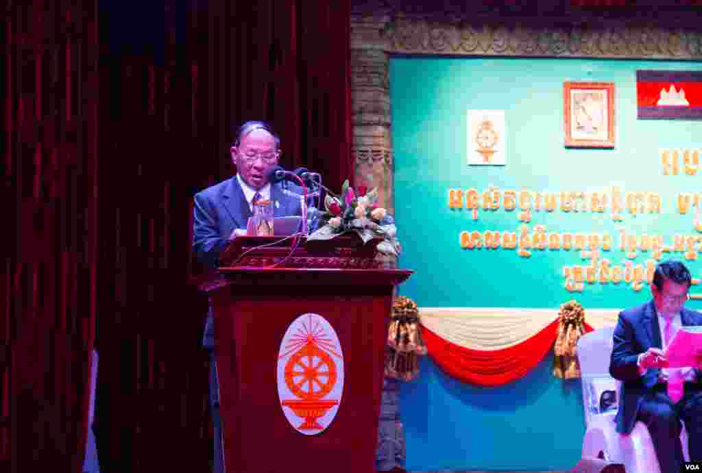លោក ហេង សំរិន ប្រធានរដ្ឋសភា ថ្លែងសន្ទរកថា នៅក្នុងពិធីបើកអនុសំវច្ឆរមហាសន្និបាតមន្ត្រីសង្ឃទូទាំងប្រទេស លើកទី២៥ ក្នុងរាជធានីភ្នំពេញ កាលពីថ្ងៃទី៣០ ខែមករា ឆ្នាំ២០១៧។ (ហ៊ាន សុជាតា/ VOA)