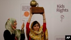 Malala Yousafzai với Gia3i thương Hòa bình Thiếu nhi Quốc tế, ngày 6 tháng 9, 2013.